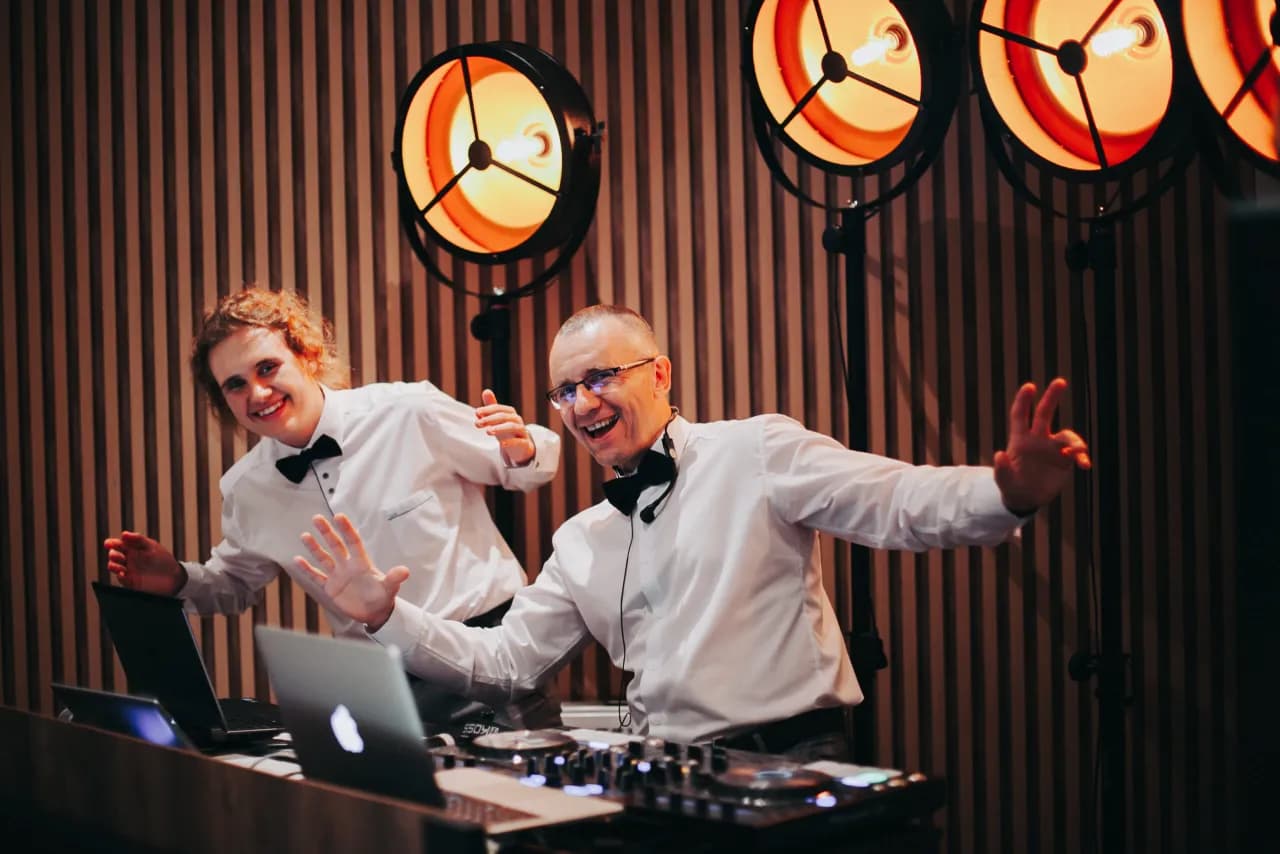 Ile za DJ na wesele? Poznaj ceny i kluczowe czynniki wpływające na koszty