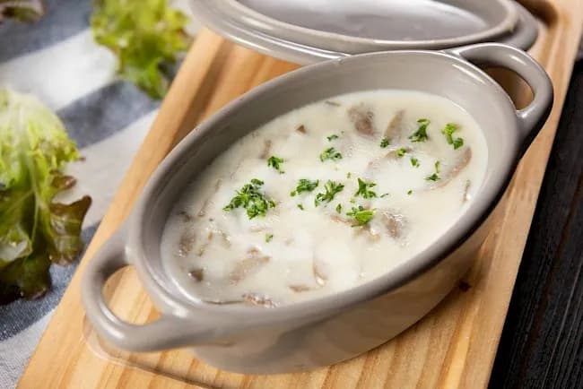 Ile kcal ma zupa pieczarkowa? Sprawdź, co wpływa na kalorie